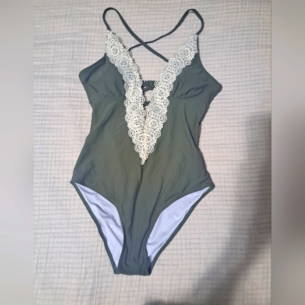 Cupshe olive green deep plunge with ivory lace accent halter neck SZ L🏖